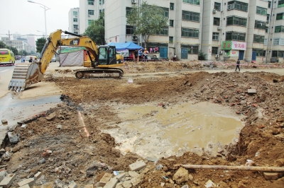 漢江路與行云路口，施工挖斷天然氣管道。