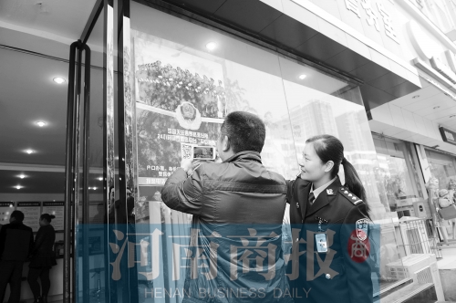 市民正在掃描二維碼，加關(guān)注