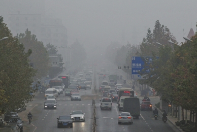 被霧、霾同時籠罩的市區(qū)道路