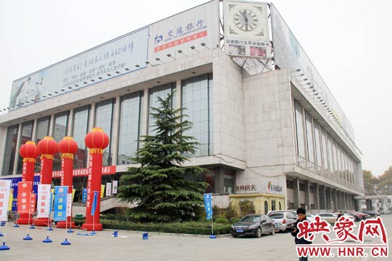 11月28日，記者從鄭州市政府獲悉，河南省人民會(huì)堂決定拆除違法存在10多年的巨型樓頂廣告。