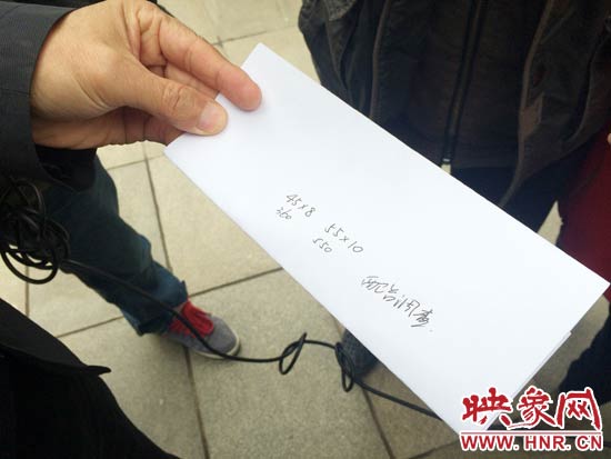 經(jīng)過(guò)初步測(cè)量，河南省人民會(huì)堂主樓的違法廣告牌面積為910平米。