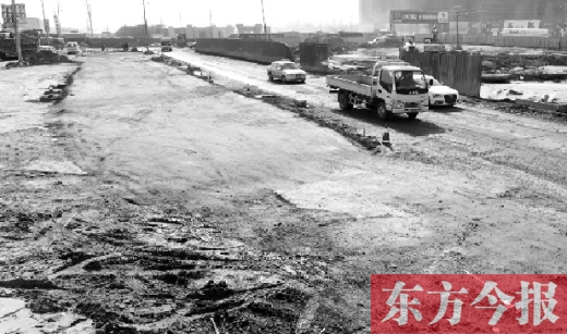 昨日，今報(bào)連續(xù)報(bào)道的鄭州南四環(huán)柴郭轉(zhuǎn)盤附近的大坑已基本填平