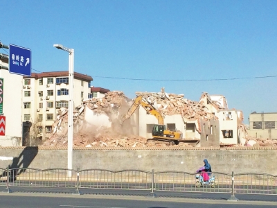 航海路秦嶺路口的閆垌村拆遷現(xiàn)場，看不到防塵措施。