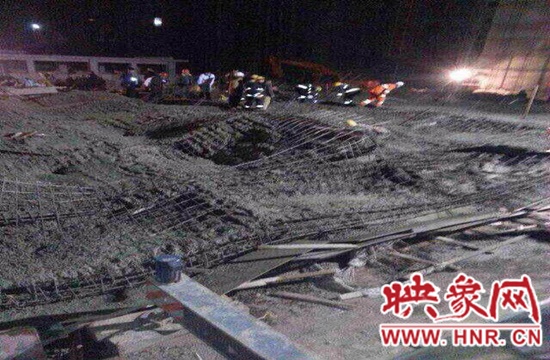 圖為事故現(xiàn)場(chǎng)情況，當(dāng)?shù)厝罕姽﹫D。
