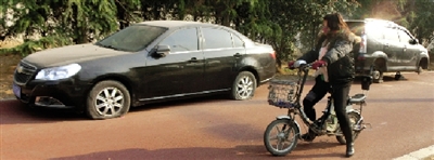 緊臨西三環(huán)一小區(qū)門口停的轎車，8輛車車胎被扎