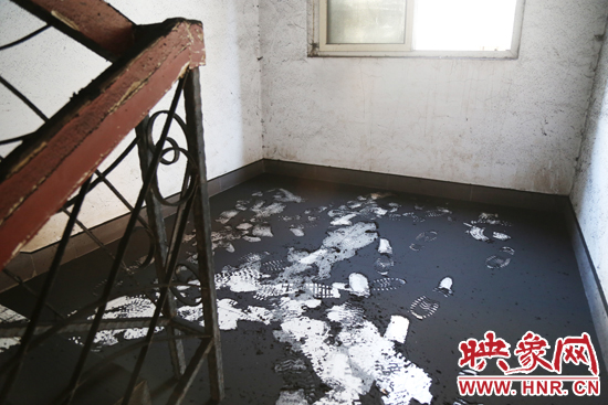 一樓到六樓的樓道內(nèi)都是黑色的煙塵。