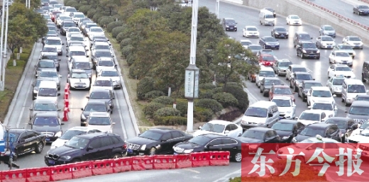 昨日，鄭州市福元路，車輛在僅剩的一條5米寬車道上堵得“不亦樂(lè)乎”