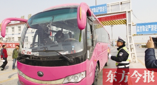 鄭州交警在鄭州黃河大橋安裝“機(jī)動(dòng)車緝查布控系統(tǒng)”嚴(yán)查違法運(yùn)輸行為，確保旅客安全。