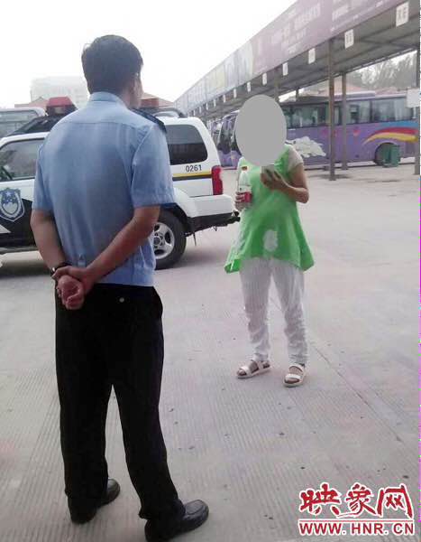 民警把這名女子送到了蘭考汽車(chē)站，給她買(mǎi)了回老家濮陽(yáng)的車(chē)票