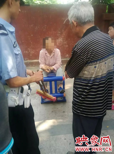 老太當(dāng)時(shí)坐在健身器材上做仰臥起坐，說環(huán)衛(wèi)工人影響她鍛煉身體了，便開始謾罵環(huán)衛(wèi)工人。