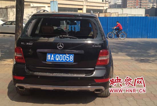 奔馳車(chē)夜停路邊被砸，損失萬(wàn)元以上