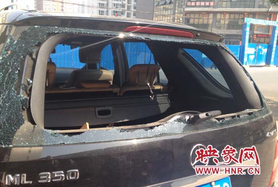 奔馳車(chē)夜停路邊被砸，損失萬(wàn)元以上