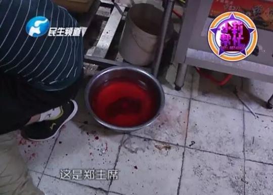老板竟突然在廚房內割腕自殺!發(fā)現(xiàn)意外情況后，小莉趕緊對傷者進行包扎，并撥打了120急救電話。