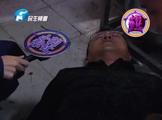 老板竟突然在廚房內割腕自殺!發(fā)現(xiàn)意外情況后，小莉趕緊對傷者進行包扎，并撥打了120急救電話。