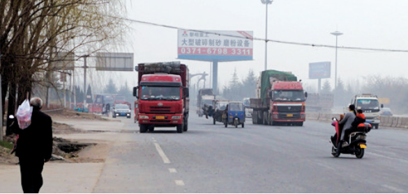 距離事故現(xiàn)場(chǎng)不遠(yuǎn)，仍有人騎電動(dòng)車(chē)帶著孩子橫穿馬路