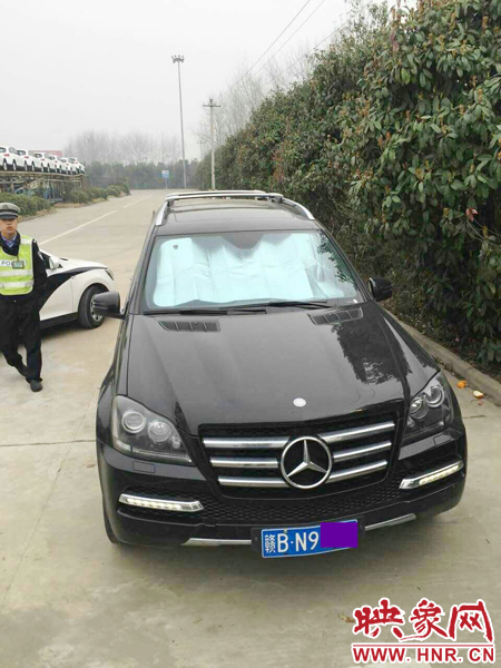 江西男子奔馳車中睡覺一氧化碳中毒，周口高速交警及時發(fā)現(xiàn)。