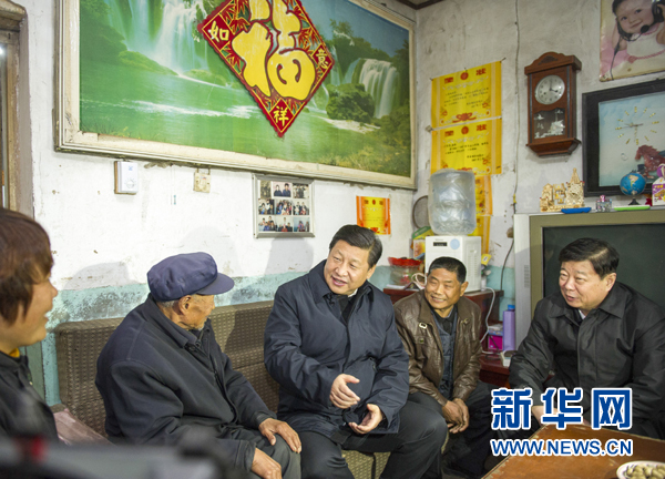 25日下午，習(xí)近平在地處沂蒙老區(qū)的臨沭縣曹莊鎮(zhèn)朱村看望83歲的“老支前”王克昌。