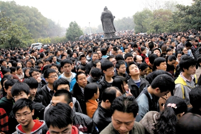 去年3月16日，武漢華中科技大學(xué)，“北約”、“華約”、“卓越”聯(lián)盟自主招生選拔考試湖北考點，考生等待進場。 圖/CFP