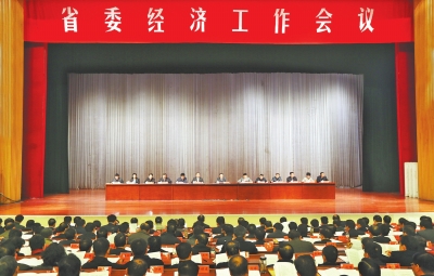 12月23日至24日，省委經濟工作會議在鄭州召開。記者郭宇攝
