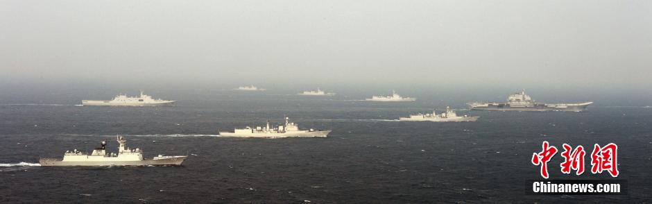 圖為遼寧艦與水面艦艇進(jìn)行協(xié)同訓(xùn)練。中新社發(fā) 李靖 攝