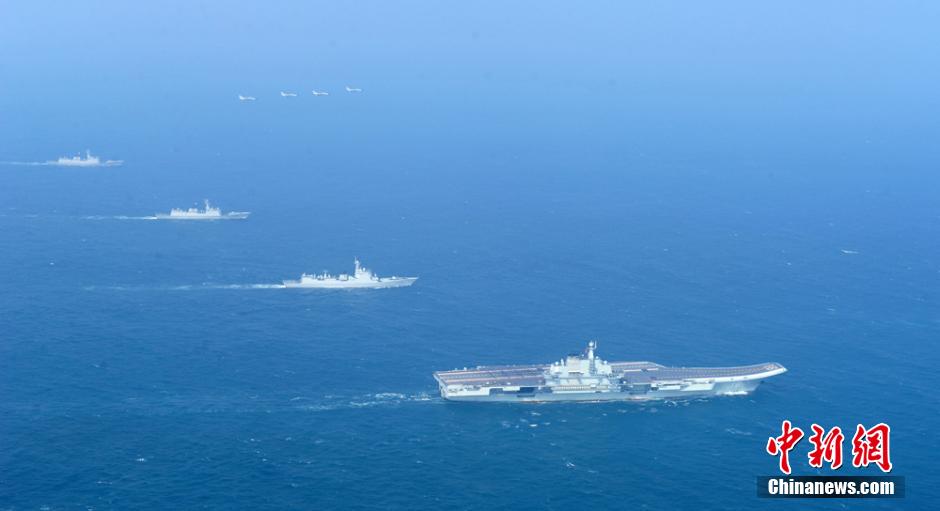 圖為遼寧艦與水面艦艇、飛機(jī)進(jìn)行協(xié)同訓(xùn)練。中新社發(fā) 胡鍇冰 攝
