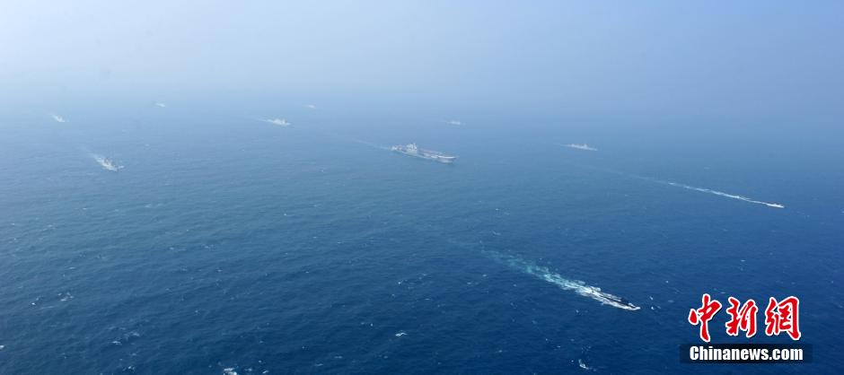 圖為遼寧艦與水面艦艇進(jìn)行協(xié)同訓(xùn)練。中新社發(fā) 李靖 攝