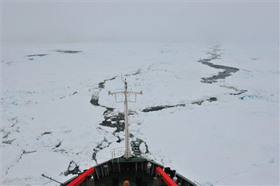 7日17時50分許，“雪龍”號船頭冰面裂開一條水道，“雪龍”號趁機迅速穿過。