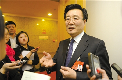 昨日，在十四屆人大二次會議順義代表團全團審議后，北京市人大代表、北京市常務(wù)副市長李士祥接受記者提問。新京報記者 浦峰 攝