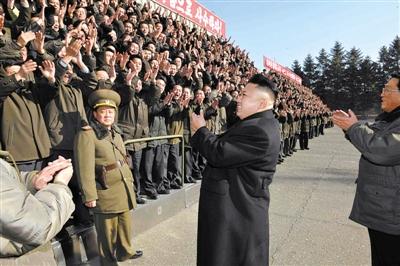 朝中社1月15日發(fā)布的圖片顯示，朝鮮最高領(lǐng)導(dǎo)人金正恩視察位于平安南道的國家科學(xué)院，與科研人員會面。