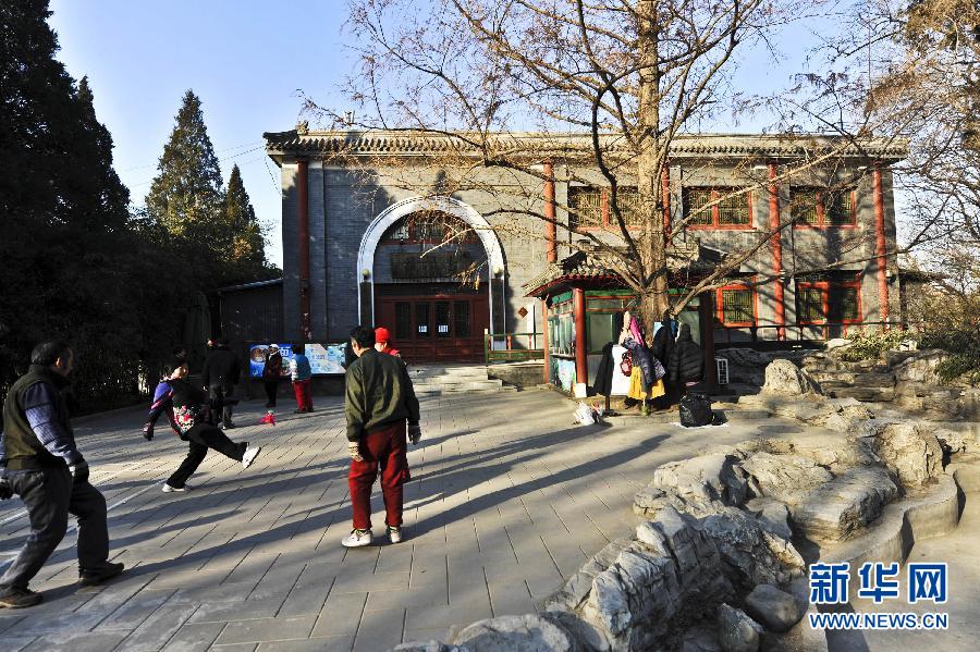 1月15日，市民在北京北海公園內(nèi)的上林苑飯莊門前晨練。