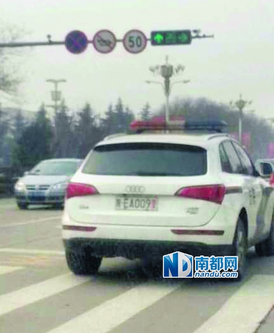 渭南市中院配備的奧迪Q 5警車在路上行駛。圖片來源：新浪微博