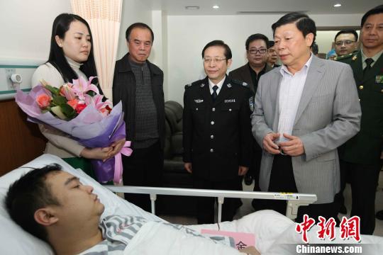 廣西壯族自治區(qū)黨委常委、政法委書記溫卡華看望唐蔚宣。