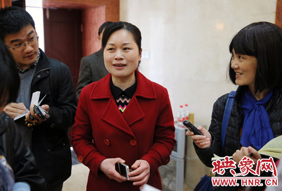 董亞娜是焦裕祿紀念館副館長，她兩次給習近平講解，贊總書記看得仔細，聽得認真。3月20日，記者在蘭考采
