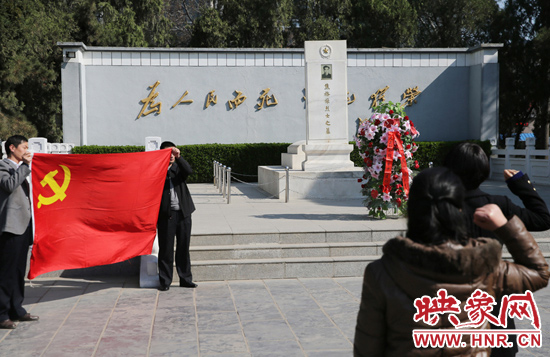 在焦裕祿紀念園，來自河南的黨員干部在焦陵前宣誓。