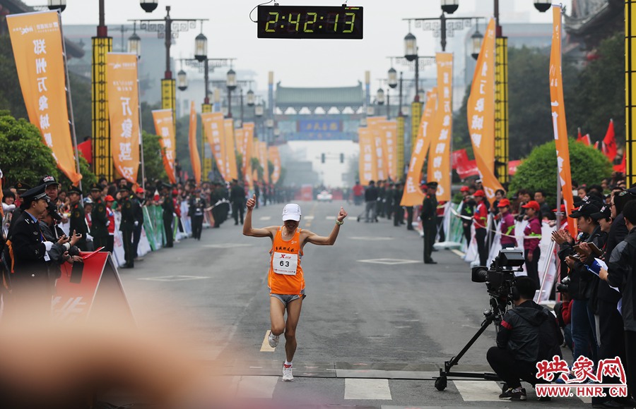 一名選手抵達(dá)終點(diǎn)后，高舉雙手慶祝。