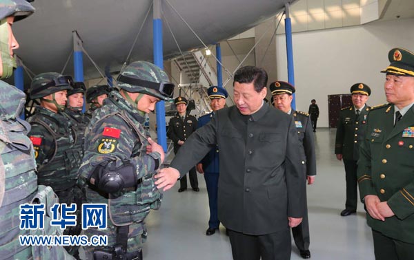 這是習近平同特戰(zhàn)隊員親切交談，詳細詢問他們的教學訓練和生活情況。