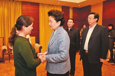  4月9日，中共中央政治局委員、國務(wù)院副總理劉延?xùn)|在鄭州接見“踐行焦裕祿精神的好校長”張偉的家屬。