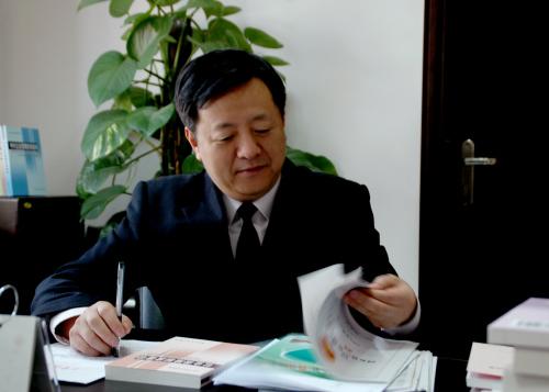 湖北國(guó)資委副主任王侃涉嚴(yán)重違紀(jì)被調(diào)查(圖/簡(jiǎn)歷)