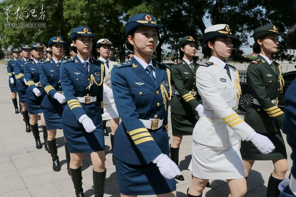 解放軍首批女儀仗兵亮相，90%以上擁有大專以上學(xué)歷，平均身高1.72米。圖為女兵儀仗隊。