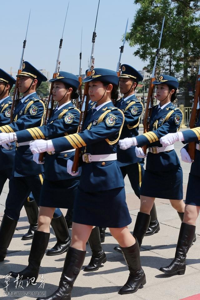　解放軍首批女儀仗兵亮相，90%以上擁有大專以上學(xué)歷，平均身高1.72米。圖為女兵儀仗隊。