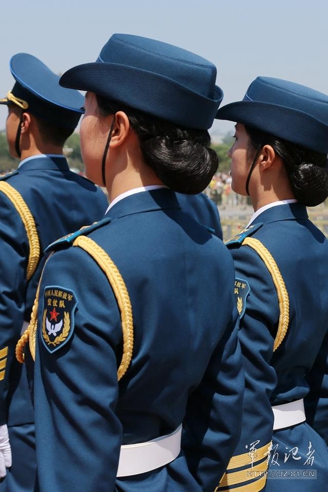解放軍首批女儀仗兵亮相，90%以上擁有大專以上學(xué)歷，平均身高1.72米。圖為女兵儀仗隊。