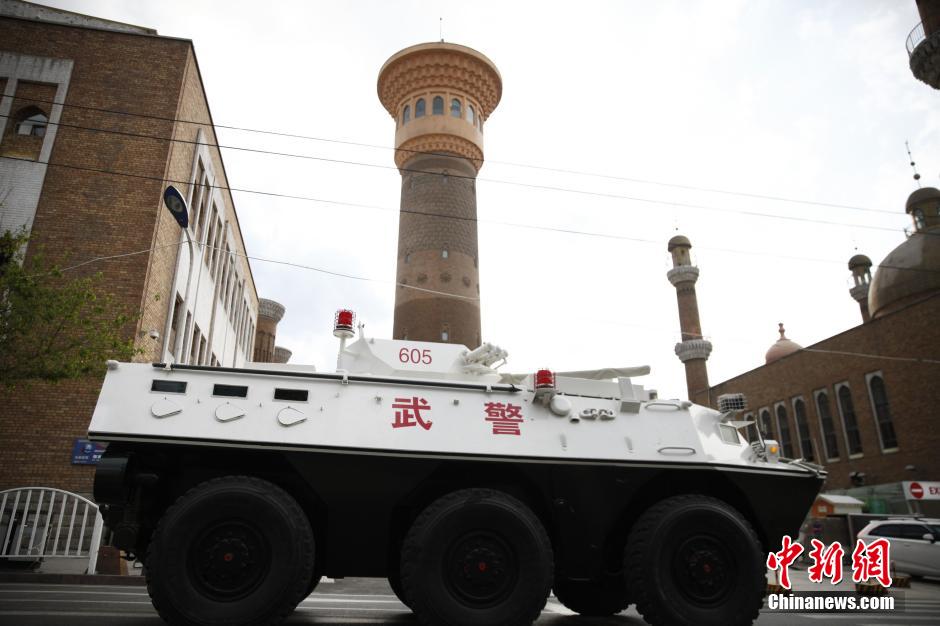 武警車(chē)輛經(jīng)過(guò)國(guó)際大巴扎