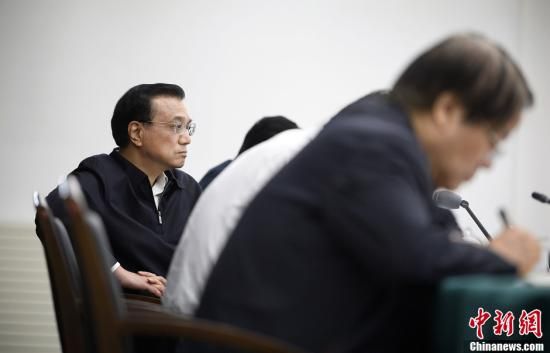 李克強(qiáng)在赤峰主持召開(kāi)部分企業(yè)與金融機(jī)構(gòu)負(fù)責(zé)人座談會(huì)。