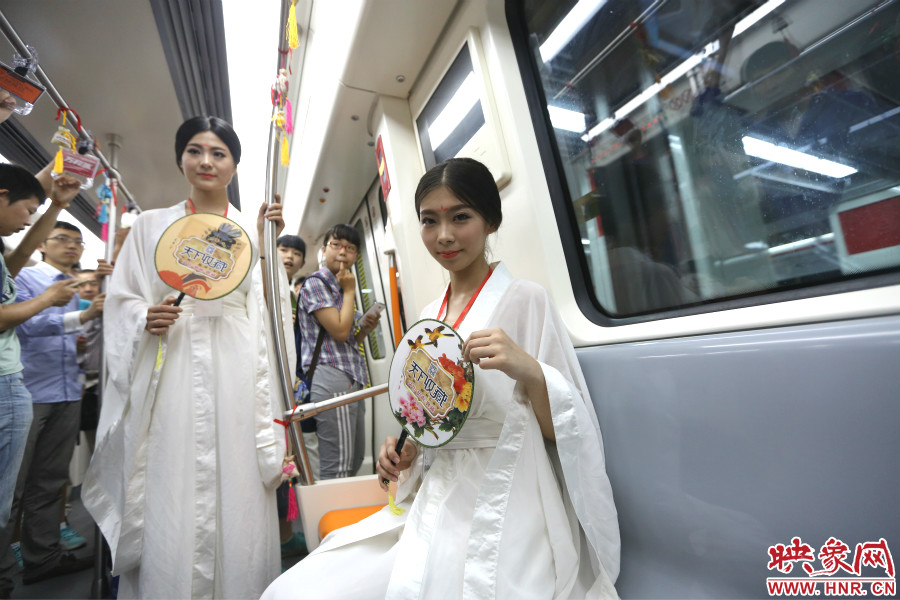 乘著龍舟“穿越”到鄭州的兩位古裝美女。