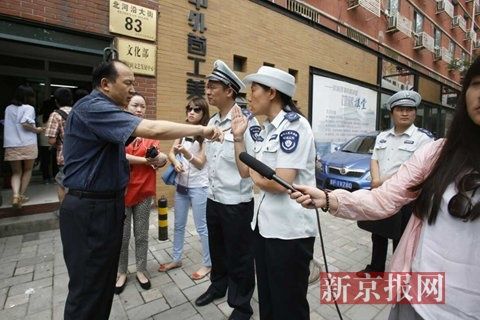 市環(huán)保局和東城區(qū)環(huán)保局聯(lián)合出動，再次檢查國家文物局食堂環(huán)境污染問題，在門口受阻。新京報記者 高瑋 攝