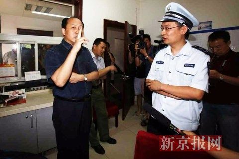 國家文物局的一名工作人員正在與執(zhí)法人員對峙。新京報記者 高瑋 攝