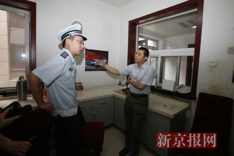 國家文物局的一名工作人員正在與執(zhí)法人員對峙。新京報記者 高瑋 攝