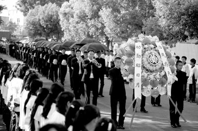 護(hù)送陣亡將士遺骸的隊(duì)伍緩緩走入殤墓園。