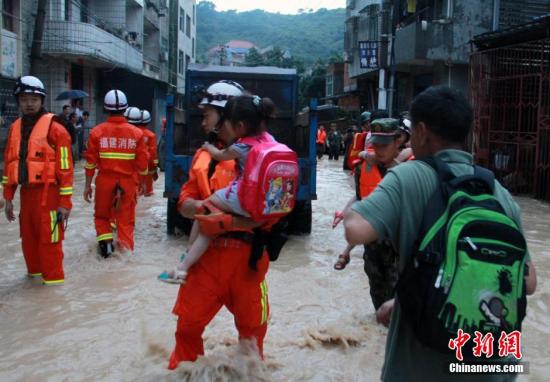 6月19日，短時(shí)強(qiáng)降雨導(dǎo)致福州長樂市玉田鎮(zhèn)轄區(qū)內(nèi)多處被洪水圍困，大量人員被困。朱曉航 黃綠榮 圖/文