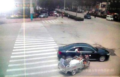 23日中午，陳母被突然噴毒。新京報(bào)記者 王瑞鋒 攝